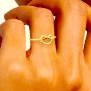 Minimalist elegance! 14K solid gold ring, molded with a knotted pretzel design💕